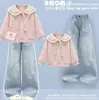 Conjunto de otoño para niña: un conjunto de dos piezas que incluye pantalones de pierna ancha, una sudadera de moda estilo preppy y pantalones vaqueros casuales