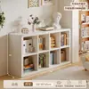 Estante de Armazenamento de Chão com Estrutura de Madeira Maciça Estante de Livros Combinação de Armário de Armazenamento Estilo Natural Madeira Creme para Sala de Estar Armário Baixo para Janela de Canto