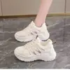 Tênis dad sneaker de malha populares de Bai Zhenhe, sapatos brancos para mulheres, leves, versáteis, respiráveis, estilosos, tênis de corrida com sola grossa