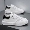 Zapatos de hombre 2026 nuevos de otoño ligeros zapatillas blancas versátiles zapatillas de moda para adolescentes zapatos casuales de nicho XG208