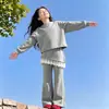 Conjunto de estilo coreano para niña, nueva colección de otoño, conjunto de dos piezas para niñas con sudadera y pantalones acampanados con ribete de encaje, moderno y a la moda