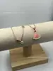 Exquisito collar de falda de doble capa en oro V, chapado en oro real de 18 quilates, cadena para la clavícula con colgante en forma de abanico de nácar blanco natural y ágata roja