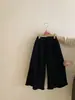 Nuevo conjunto de tres piezas de otoño para niñas estilo coreano: camiseta básica simple de manga larga, vestido chaleco elegante, pantalones rectos florales versátiles