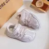 Sapatos Infantis 2026 Outono Novo Modelo Tênis Casuais Versáteis para Meninos Estilo Coreano Confortáveis Tênis de Treino Modernos para Meninas