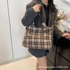 Bolsa Grande de Xadrez Retrô para Mulheres 2025 Nova Bolsa de Lona de Nicho para Viagens de Férias Bolsa Tote Versátil de Ombro