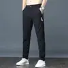 Nueva colección de verano de pantalones casuales de seda helada para hombre, con diseño de pierna recta, tejido transpirable, propiedades de secado rápido y un estilo moderno y versátil adecuado para deportes y uso diario.