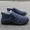 Zapatos de algodón forrados de polar para hombre en invierno, botines ligeros impermeables sin cordones, botas cortas cálidas para personas de mediana edad y mayores para uso en casa y al aire libre.