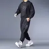 Conjunto casual de otoño: una sudadera elegante de manga larga con cuello redondo y estampado combinada con pantalones jogger de cintura alta con cordón