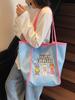 Bolsa Tote Bordada de Desenho Animado Fofa para Mulheres 2025 Novo Estilo Estudante Universitária Aula Bolsa de Ombro Axila Grande Capacidade Sacola de Compras