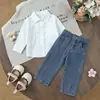 Conjunto simples de duas peças para meninas: camisa branca de cor sólida, com colarinho e mangas compridas e calça jeans, adequada para primavera e outono, estilo casual para crianças pequenas