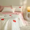 Conjunto de Quatro Peças Estilo Princesa em Seda Gelada, Roupa de Cama Sedosa de Verão, Capa de Edredom Rendada Feminina, Conjunto de Três Peças de Lençol Venda por Atacado