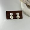 Brincos de pérolas de metal escovado, design de nicho de alta classe, estilo fresco para férias, brincos de socialite com fragrância pequena e temperamento
