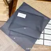 Sacolas de Embalagem em Tecido Não Tecido Azul Nevoeiro Ecológico, Sacolas de Embalagem Interna à Prova de Poeira para Roupas, Sacolas de Embalagem Tipo Envelope com Logo Personalizado em Estoque