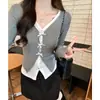 Preço Real # Patchwork de Cores Contrastantes Falso Duas Peças Camiseta de Manga Longa com Laço para Mulheres Estilo Novo da Primavera Decote V Top Curto Emagrecedor