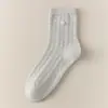 Calcetines de color liso con botones hasta media pantorrilla para mujer, otoño e invierno, en un estilo simple, elegante y colegial, con una mezcla de algodón y un diseño largo y con volantes.