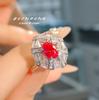 Collar con colgante de corindón rojo a juego, pendientes de diamantes de alto carbono importados, anillo de apertura de cristal azul puntiagudo, traje Caibao para mujer.