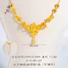 Tienda de oro Puzuo con el mismo estilo de collar de tres flores de lirio de orquídea y mariposa de oro arena, collar de moda de temperamento femenino que combina con todo, cadena de clavícula