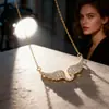 Collar de Acero de Titanio Estilo Nuevo Alas de Ángel Completamente Incrustadas de Diamantes para Mujer, Lujo Ligero, Moderno y Versátil, Joyería con Colgante de Circonita al por Mayor