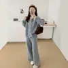 Nueva colección de otoño e invierno: conjunto de dos piezas moderno para mujer con diseño de dos piezas falso, detalles de patchwork, un suéter de botones y pantalones de pierna ancha