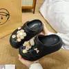 Moda Nuevo Oso Flor Peludo Color Café Lindo Nuevos Accesorios DIY Charms para Zuecos Ins Lindas Decoraciones para Zapatos
