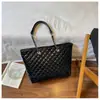 Bolsa de Ombro Acolchoada de Grande Capacidade Feminina Estilo Pequeno Perfume Fio de Bordado Novo Moda Simples Luxo Leve Bolsa Tote de Mão para o Dia a Dia