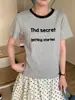 2026 Verano Nuevo Camiseta Casual para Mujer Bloques de Color Cuello Redondo Estampado de Letras Manga Corta Versátil Delgada Top de Estudiante Moderno
