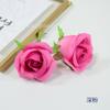 Guía de pared para crear una corona decorativa de rosas con capullo de rosa y hortensia, diseño de escena de boda.
