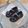 Sapatos Infantis de Couro Doce com Pérolas 2026 Estilo Novo de Início de Outono Sapatos Rasos Fofos de Ursinho com Laço para Meninas Venda por Atacado