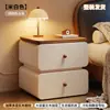 Mesita de Noche Negra Estilo Antiguo, Madera Maciza, para Uso Doméstico en el Dormitorio, Nuevo Modelo 2026, Lujo Ligero, Sensación de Alta Gama, Pequeño Armario de Almacenamiento para Mesita de Noche