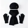 Conjunto de tres piezas para mujeres de mediana edad y mayores: gorro de punto grueso y cálido de otoño e invierno, gorra de béisbol de pelo de conejo, bufanda y guantes