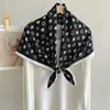 Lenço de Seda Bege com Letras Estilo Coreano Inspirado na Chanel para Mulheres, Xale de Proteção Solar para Primavera e Verão, Turbante, Envolto no Peito, Lenço Quadrado de 90cm, Xale