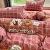 Juego de ropa de cama de cuatro piezas, de algodón, cepillado, con temática de dibujos animados, que incluye una funda de edredón gruesa bordada con toalla, una sábana bajera y un juego de tres piezas de sábanas, adecuado para dormitorios de estudiantes