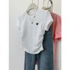 Camiseta de Manga Corta con Bordado de Corazón Rojo en el Hombro Derecho para Mujer Verano 2025 Nuevo Diseño Top con Aspecto Adelgazante