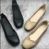 Sapatos Confortáveis de Mãe Femininos 2026 Outono Novo Estilo Sapatos de Dirigir Versáteis Casuais Sapatos de Enfermeira Couro Macio Solado Macio Sapatos Individuais Femininos