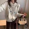 Cardigan de tricô novo estilo coreano com lapela para outono e inverno, suéter casual estilo universitário bordado com design de nicho para mulheres