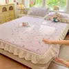 2026 Novo Lençol de Cama Acolchoado de Renda Leite Fleece Tamanho Solteiro Peça Única Espessado Quente Protetor de Colchão Lençol de Cama Ajustável Antiderrapante