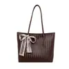 Bolsa Tote Tecido Tramado Laço Tendência de Temperamento Feminina Grande Capacidade Simples Versátil para o Dia a Dia Portátil Moda Ombro Único Bolsa Grande