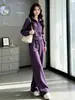 Conjunto deportivo casual de alta gama en color morado para mujer, con una sudadera con capucha de moda, corte ajustado y que favorece la figura, y pantalones de pierna ancha, perfecto para otoño.