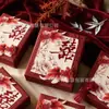 Nova caixa de doces de casamento estilo chinês cor bordô com peixe koi bordado, adequada para lembrancinhas de mesa de banquete de noivado