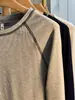 Camiseta única de cuello redondo y manga larga para mujer, estilo retro americano de otoño con costuras de contraste, parte superior raglán, adecuada como capa base