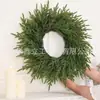 Corona de Pino Artificial Norfolk con Flores Verdes Artificiales, Hecha a Medida para Puerta Principal, Pared, Ventana, Decoración Navideña para Interiores y Exteriores