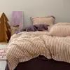 Juego de cuatro piezas de algodón puro cepillado grueso y cálido para otoño e invierno con bordes de overlock densos, ropa de cama a rayas finas de color azul cielo, 100% algodón
