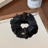 Scrunchie de Hilo Sedoso de Alta Calidad, Fluyente, Etiqueta Dorada de Lujo, Pequeño Elástico para el Cabello de Moda, Accesorio para el Cabello de Encaje Fruncido