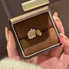 Anillo Serpiente Enroscada Espíritu Rosa Año Nuevo Estilo Chino Moda Nicho Sentido de Alta Gama Anillo Rosa con Incrustaciones de Diamantes para Mujer