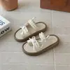 Sandalias Birkenstock para Niña con Tira para el Dedo Sweet de Una Correa 2026 Verano Nuevas Chanclas Planas de Playa con Lazo de Perlas