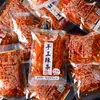Rede vermelha tira apimentada pequena bolsa tira apimentada lanches apetitosos lanche comida lanches apimentados nostálgico Hunan especialidade fábrica atacado
