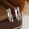 Brincos de Tarraxa de Zircônia Torcida de Luxo Leve Design de Nicho Brincos com Inlays de Diamante Bicolor Dourado e Prateado Versátil Acessórios de Brinco para o Dia a Dia