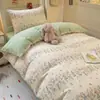 2026 Novo Conjunto de Roupa de Cama de Quatro Peças Estilo Fresco de Desenho Animado Dormitório Universitário Capa de Edredom Individual Conjunto de Três Peças Lavável à Máquina
