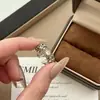 Anillo de Café Oro con Cruz de Encaje Iris Estilo Vintage y Circonita para Mujer, Anillo de Dedo Índice de Lujo Ligero Nicho Gama Alta