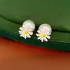 Aretes Redondos de Perla con Goteo de Aceite Flor de Aguja Plateada, Aretes de Temperamento Fresco y Dulce, Aretes de Lujo Ligero de Gama Alta al por Mayor